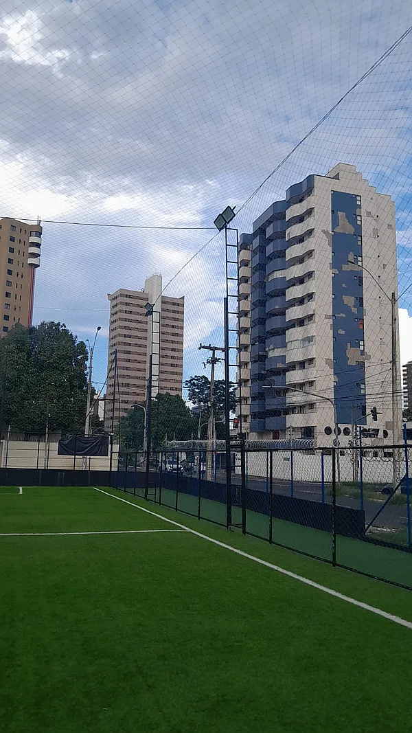 Cobertura com rede para bloqueio de pombos